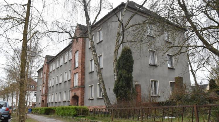 Im Unterschied zu den umliegenden Häusern ist es unsaniert, doch noch immer teilweise bewohnt: Ein Kommunalpolitiker brachte nun die Unterbringung von Geflüchteten in dieses Wohnhaus in der Liskowstraße 36/37 ins Gespräch. Im Unterschied zu den umliegenden Häusern ist es unsaniert, doch noch immer teilweise bewohnt: Ein Kommunalpolitiker brachte nun die Unterbringung von Geflüchteten in dieses Wohnhaus in der Liskowstraße 36/37 ins Gespräch.