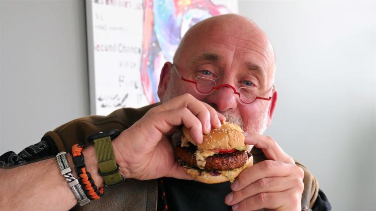 Selbstversuch mit Bio-Balance-Burger: SVZ-Redakteur Thorsten Meier ist jedenfalls von dem wohlschmeckenden und saftigen Produkt überzeugt, das es bereits im Handel zu kaufen gibt. 