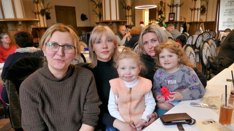 author Viktoria (2.v.l.) aus Nikolajew: Die 22-Jährige macht sich Sorgen um ihren Ehemann Kostja. „Sie hat Angst, das höre ich bei ihren vielen Telefonaten mit ihm, aber sie möchte das nicht zeigen“, sagt Olena Wormstädt (l.) , die ihre Landsleute bei sich in Loosen aufgenommen hat.