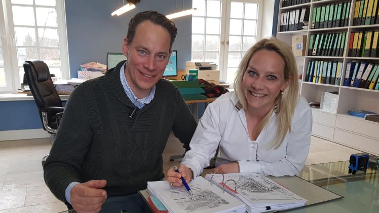 Antonia und Hans-Markus Riecken planen ein neues Baugebiet in Wittenförden.