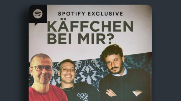 Ganz frech hat sich Frank Junge (l.) auf das Podcast-Cover von Felix Lobrecht (M.) und Tommi Schmitt gemogelt.
