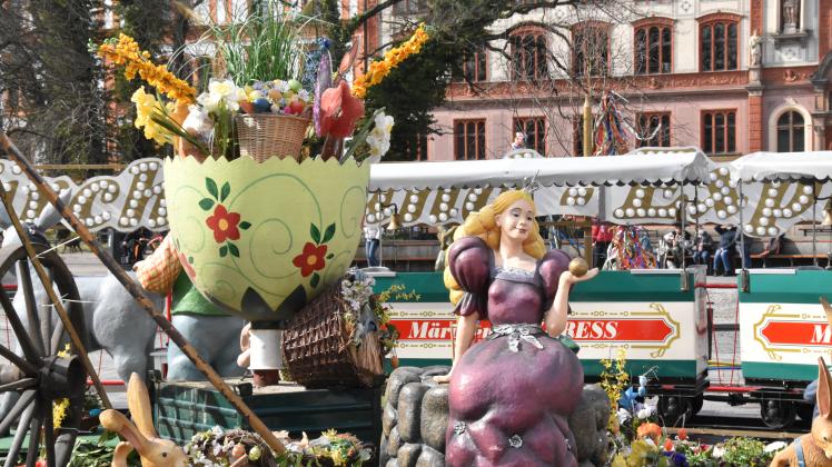 Das Blumenbeet auf dem Neuen Markt ist eines der Highlights des Rostocker Ostermarkts.