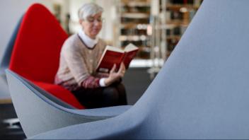 Bibliotheksleiterin Martina Dannert macht es vor: Einfach mal in die Sessel am Markt lehnen und mit einem Buch entspannen. (Archivfoto)