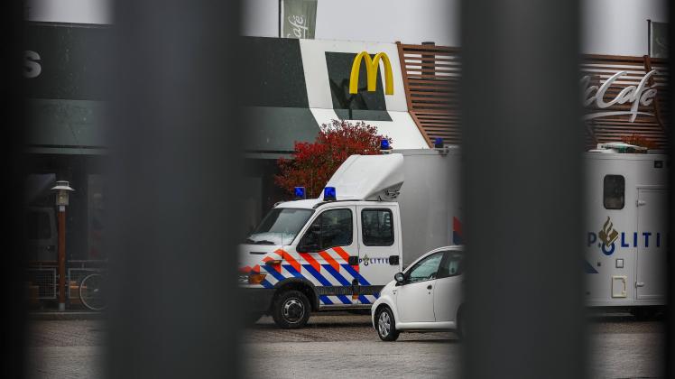 2022-03-31 09:58:31 ZWOLLE - Police are investigating the spot where two men were killed in a shooting at McDonalds the