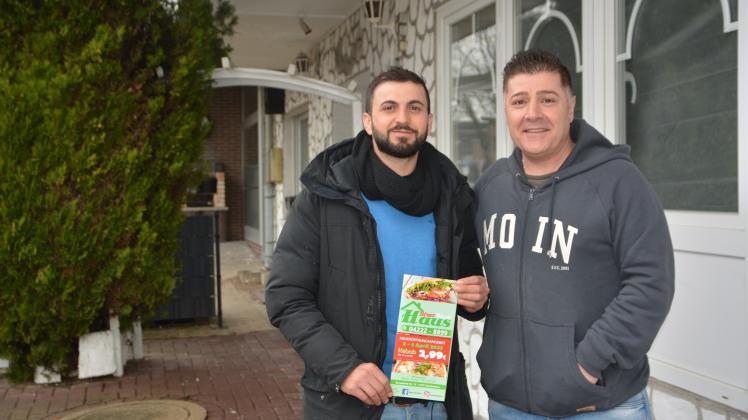 Der neue Inhaber des Restaurants Ganim Bro Lescho (von links) und der alte Inhaber Gebro Aras freuen sich über ihre gute Zusammenarbeit in den letzten Monaten.