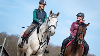 Reitschule für Erwachsene: Auf dem Stuthof bei  Rostock  nehmen Anja Kletzin (r.) und Christiane Beyer ein paar Trainingsstunden bei Reitlehrer Maik Porsch. Die beiden haben sich gerade ein neues Pferd zugelegt.