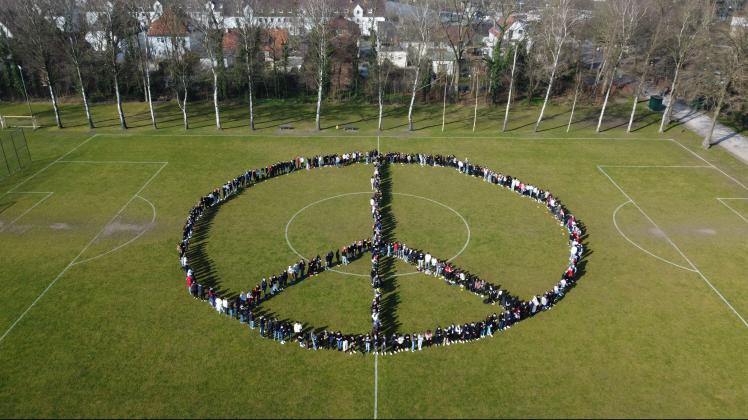 Die Schüler der Jahrgänge 8 bis 10 versammelten sich im Delmenhorster Stadion zu einer Menschenkette. 