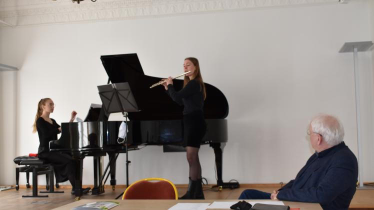 Preisträger im Konzert: Nora und Emma Fischer spielen eine Sonate von Erwin Schulhoff (v.l.),  Volker Ahmels vom Landesverband  Jeunesses Musicales  hört begeistert zu. 
