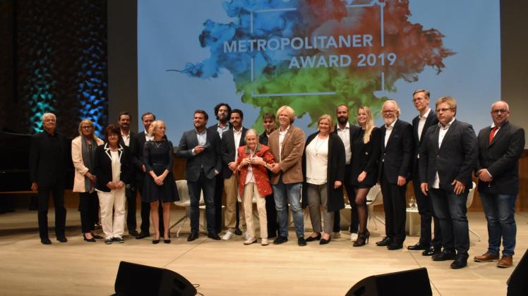 Die Premiere des Metropolitaner-Awards war bereits 2019. Zu den Nominierten gehört der frühere Landrat von Ludwigslust-Parchim, Rolf Christiansen (4.v.r.). Gefeiert wurde in der Hamburger Elbphilharmonie.