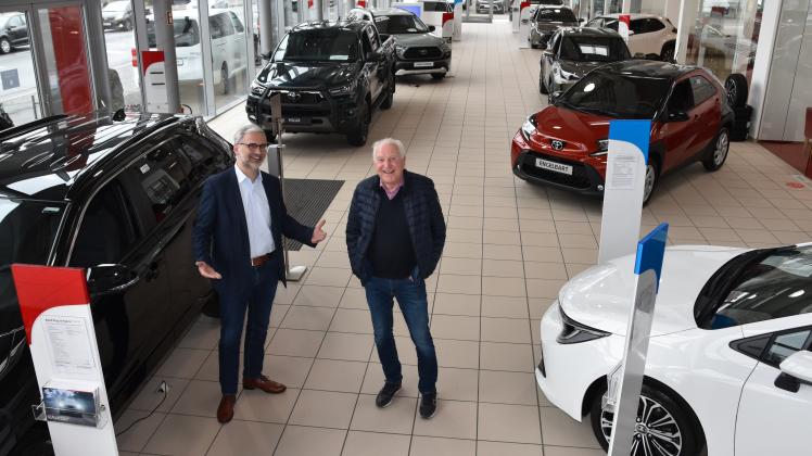 Nicht jedes Fahrzeug, das hier steht, kann jetzt gekauft werden: Manfred Engelbart (rechts), der sechs Autohäuser betreibt, und sein Betriebsleiter Heiner Finken sind an Entwicklungen gebunden, die sie selbst nicht in der Hand haben.     