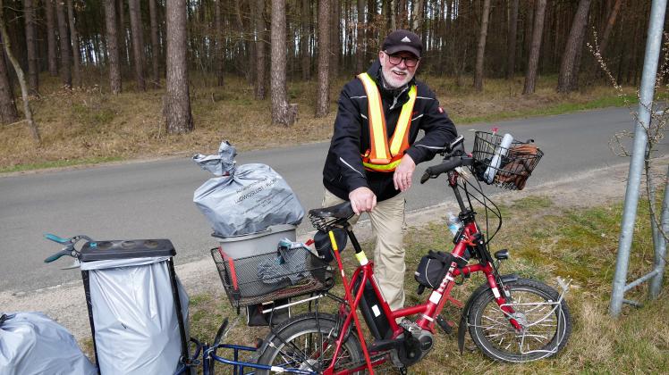 Er kommt, sieht und sammelt: Gerd Krueger räumt vielerorts Müll weg – und zwar beim Radfahren. Dafür hat der 73-jährige gebürtige Bayer eine ganz eigene Technik entwickelt.