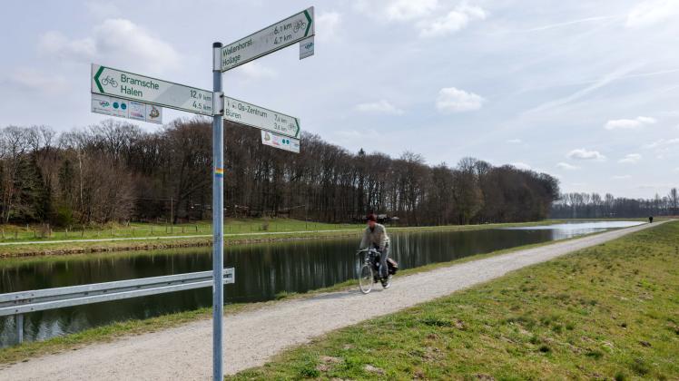 Osnabrück: Das westliche Kanalufer des geplanten Kanalradwegs zwischen Osnabrück und Bramsche soll Asphaltdecke bekommen. 30.03.2022