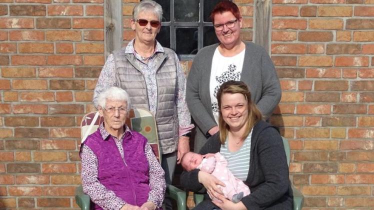 Fünf Generationen: Baby Milla ist vier Wochen alt, Ur-Ur-Oma Herta Lorenzen (vorne links) wird bald 95.