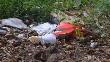 Unrat unter der „McDonalds-Brücke“ in Parchim. Solche Müllecken wollte die Stadt eigentlich mit dem Sommerputz beseitigen.