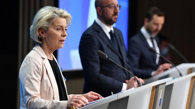 European Commission President Ursula von der Leyen (L) talks to the press, next to European Council President Charles Michel (C) on the second day of a European Union (EU) summit at the EU Headquarters, in Brussels, on March 25, 2022. (Photo by JOHN THYS / AFP)