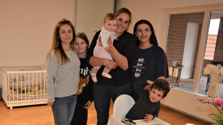 Aus der Ukraine sind Violetta (rechts) und Lena (links) mit ihren Kindern nach Deutschland geflohen. In Lohne angekommen, erfahren sie große Unterstützung von Stina Menger (Mitte). Über der Bäckereifiliale leben die beiden ukrainischen Mütter mit ihren Kindern