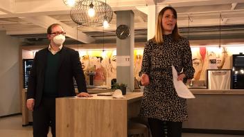 Christopher Drosten und Stephanie Rabe informieren in den Räumlichkeiten der Firma Rabe Moden 