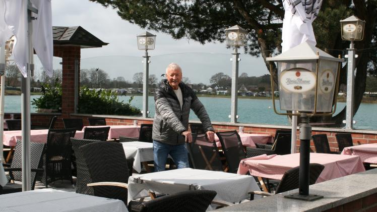 Klaus Wessels vom Restaurant Wessels am See am Steller See in Mackenstedt freut sich auf Gäste. Foto: Fabian Pieper
