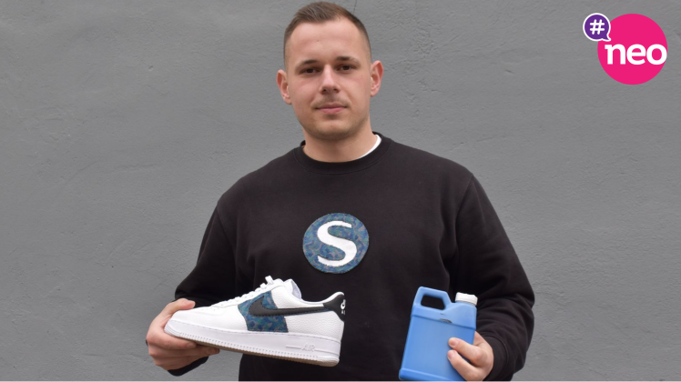 Arne Sneaker-Designer mit Nike-Schuh und Farblösung