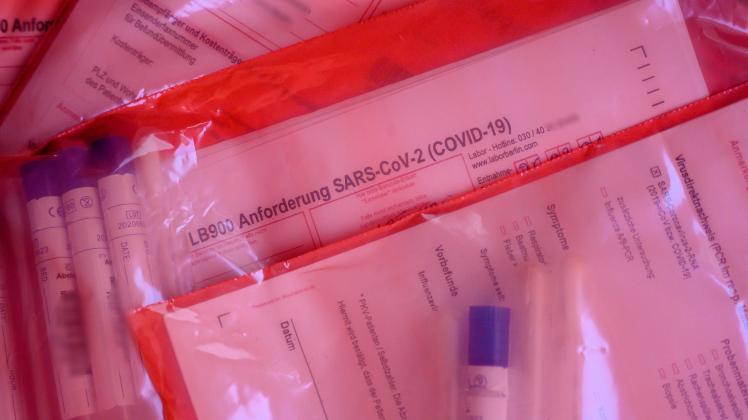 PCR-Test: Labortüten mit Proben von Patienten, die auf Sars-Cov2 untersucht werden. / PCR test: Laboratory bags with sam