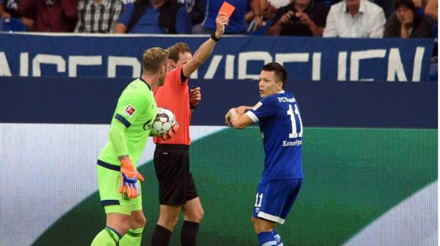 Kurz vor Schluss kassierte Schalkes Yevhen Konoplyanka wegen einer Notbremse die Rote Karte. Foto: imago/Horstmüller