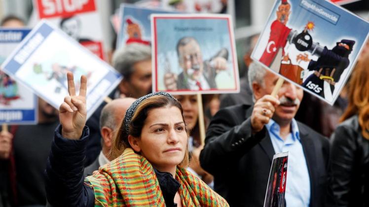 Hunderte Demonstranten sind in NRW gegen den Deutschland-Besuch des türkischen Präsidenten Erdogan auf die Straße gegangen.