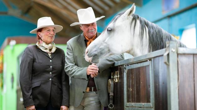 Annette und André Engelhardt auf ihrer Ballermann-Ranch. Foto: Mohssen Assanimoghaddam/dpa Annette und André Engelhardt auf ihrer Ballermann-Ranch. Foto: Mohssen Assanimoghaddam/dpa