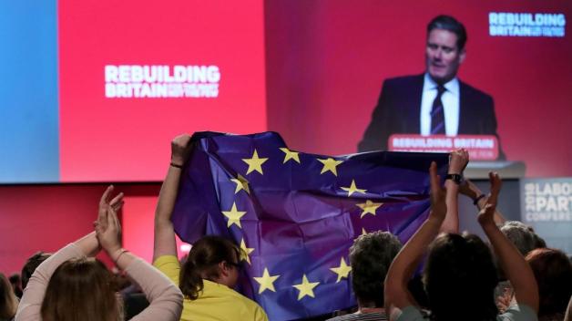 Parteitag der britischen Labour Partei: Während der Rede von Keir Starmer wird eine Europa-Flagge gezeigt.