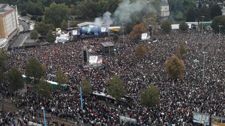 Mehr als 65.000 Menschen versammelten sich am Montag auf dem Platz vor der Johanniskirche in Chemnitz. Foto: Christopher Chirvi