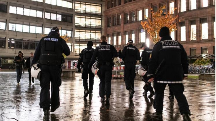 In Freiburg sind nach der vermeintlichen Gruppenvergewaltigung einer 18-Jährigen zwei Demonstranten-Gruppen durch die Stadt gezogen. 