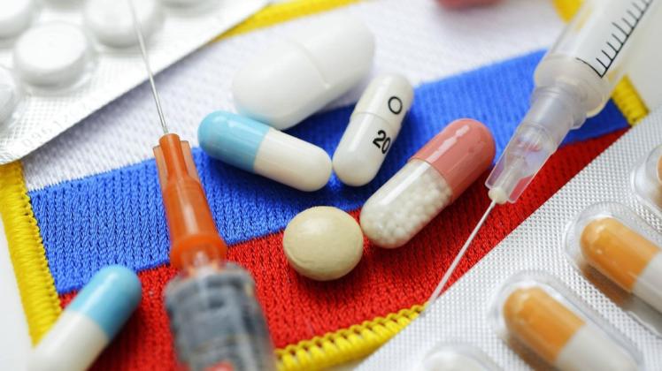 Fachleute glauben: Für Doping ist in Europa Tür und Tor geöffnet. Foto: imago/Christian Ohde

Tablets and Syringes on Russia Flag Doping Scandal