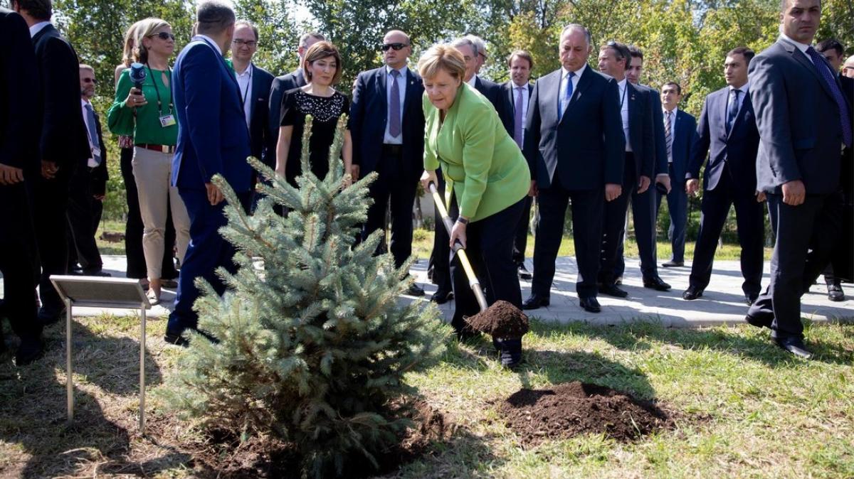Armenien Und Aserbaidschan Kanzlerin Merkel Äußert Sich Zu Trumps Friedensgipfel Plänen - 8z8ax0c