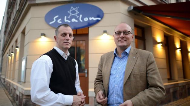 Lars Ariel (l.) zusammen mit seinem Bruder Uwe Dziuballa  im Jahr 2012 vor seinem Restaurant "Schalom".