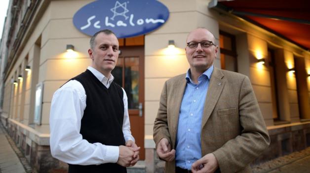 Lars Ariel (l.) zusammen mit seinem Bruder Uwe Dziuballa im Jahr 2012 vor seinem Restaurant "Schalom". Foto: Hendrik Schmidt/dpa/Archiv Lars Ariel (l.) zusammen mit seinem Bruder Uwe Dziuballa im Jahr 2012 vor seinem Restaurant "Schalom". Foto: Hendrik Schmidt/dpa/Archiv
