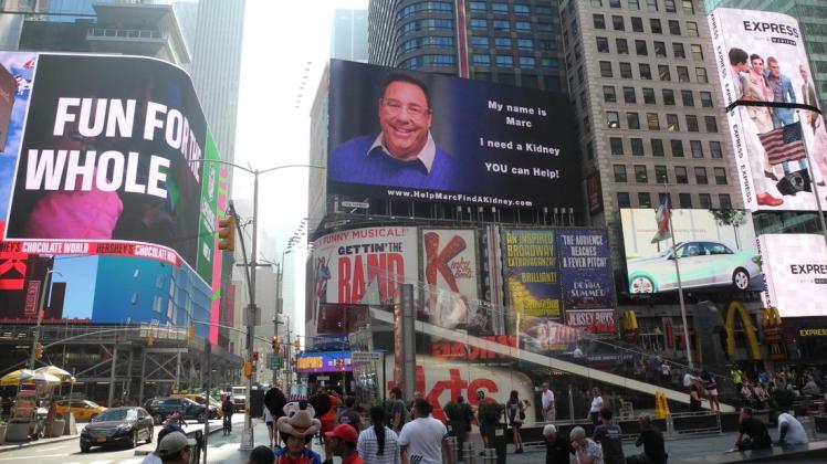 Marc Weiner sucht mit einer LED-Anzeige am Times Square in New York nach einer Spender-Niere. Foto: Johannes Schmitt-Tegge/dpa