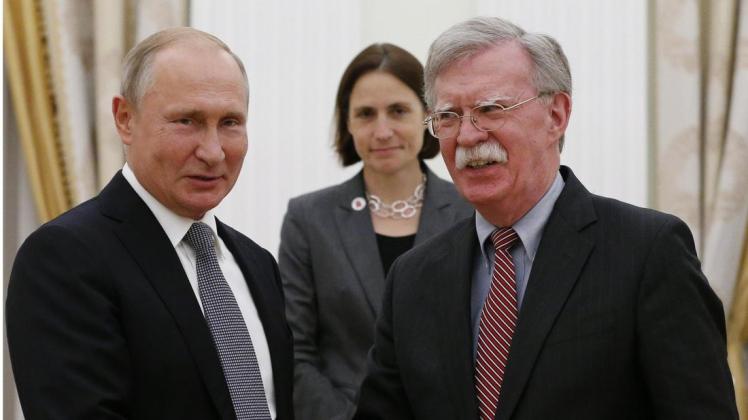 US-Sicherheitsberater John Bolton (r.) mit Russlands Präsidenten Wladimir Putin (l.).