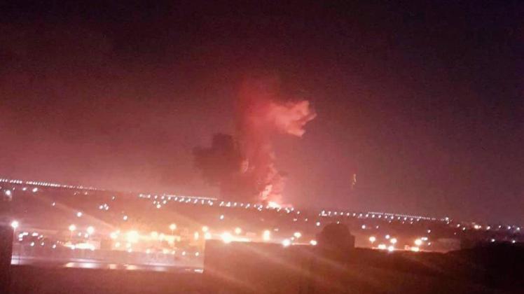 Die Aufnahme zeigt die Rauchwolke nach der Explosion in einer Chemiefabrik. Foto: dpa/Taher Amer Fathy