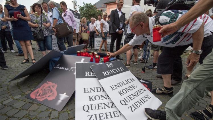 Ein paar Dutzend Teilnehmer sind in Mainz zu einer von der AfD organisierten Mahnwache für die getötete Susanna gekommen. Gegendemonstranten säumten den Aufmarsch, ihr Motto: "Trauer statt Hass - gegen Gewalt an Frauen und rechte Instrumentalisierung". 