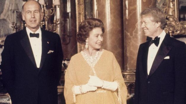 1977: Queen Elizabeth II. wird flankiert von Jimmy Carter (rechts), ehemaliger Präsident der USA, und Valery Giscard d’Estaing, ehemaliger Präsident von Frankreich.