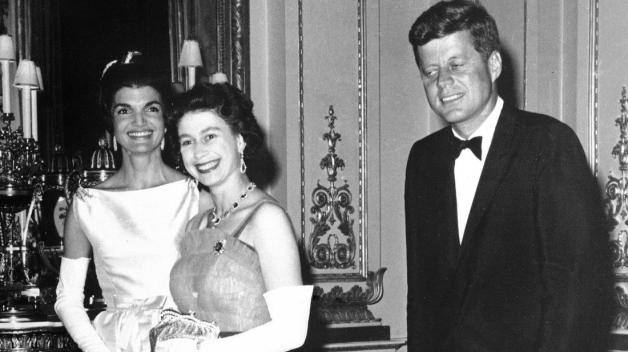 1961: Queen Elizabeth II. (Mitte) mit John F. Kennedy und seiner Frau Jacqueline.