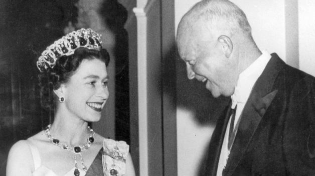 1957: Queen Elizabeth II. und US-Präsident Dwight Eisenhower.