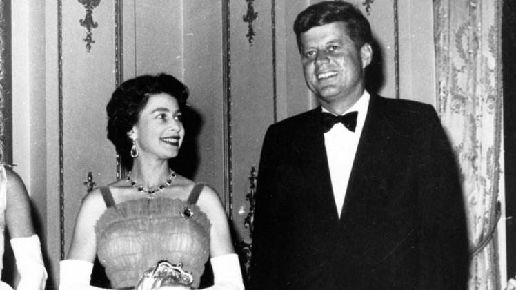 Sie hatte schon viele US-Präsidenten zu Gast im Buckingham Palce: Queen Elizabeth (links) im Juni 1961 mit dem damaligen US-Präsidenten John F. Kennedy. Foto: imago/ZUMA/Keystone