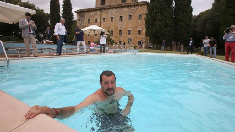 Matteo Salvini, Innenminister von Italien, zeigt sich im Swimmingpool einer Villa, die 2007 von der Mafia beschlagnahmt und anschließend in ein Hotel umgewandelt worden war. 