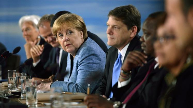 Bundeskanzlerin Angela Merkel (Mitte) bei der Arbeitssitzung mit den Outreach Ländern. Die Bilanz des G7-Gipfels fällt aber eher mager aus. Foto: dpa
