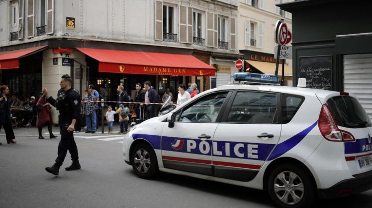 In Paris hat sich am Dienstag eine Geiselnahme ereignet. Die Polizei riegelte den Bereich ab. 