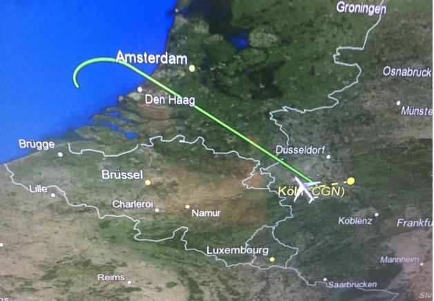 Das Bild zeigt auf einem Monitor im Kanzler-Airbus "Konrad Adenauer" die geänderte Flugroute der Kanzler-Flugmaschine. Foto: dpa/Jörg Blank