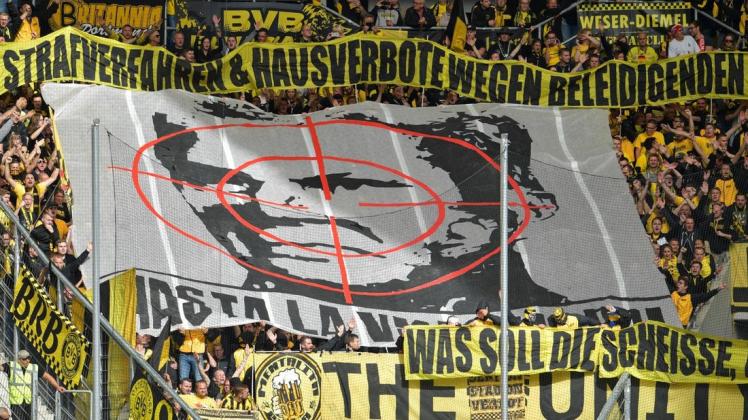 Deutliche Ansage der BVB-Fans an Hoffenheims Mäzen Dietmar Hopp. Foto: dpa/Uwe Anspach