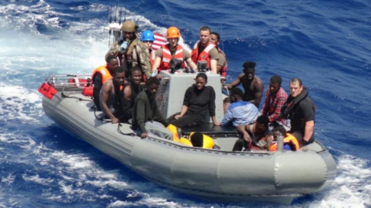 US-Matrosen retten Migranten auf dem Mittelmeer und bringen sie an Bord des Marineschiffes USNS Trenton (T-EPF 5) Foto: Jonathan Nelson/U.S. Navy/dpa