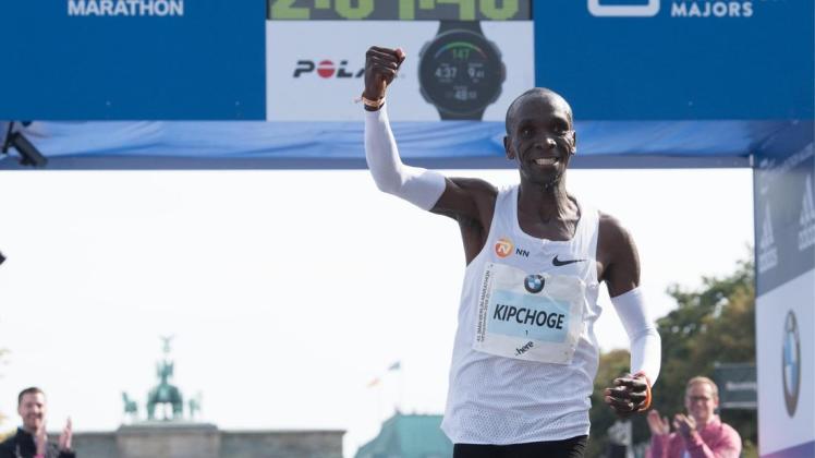 Der Kenianer Eliud Kipchoge stellt beim 45. Berlin-Marathon einen Weltrekord auf.