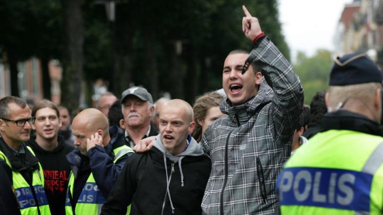 Gegendemonstranten und Polizisten anlässlich einer Kundgebung der rechtskonservativen Partei der Schwedendemokraten. Foto: Imago/Kamerapress